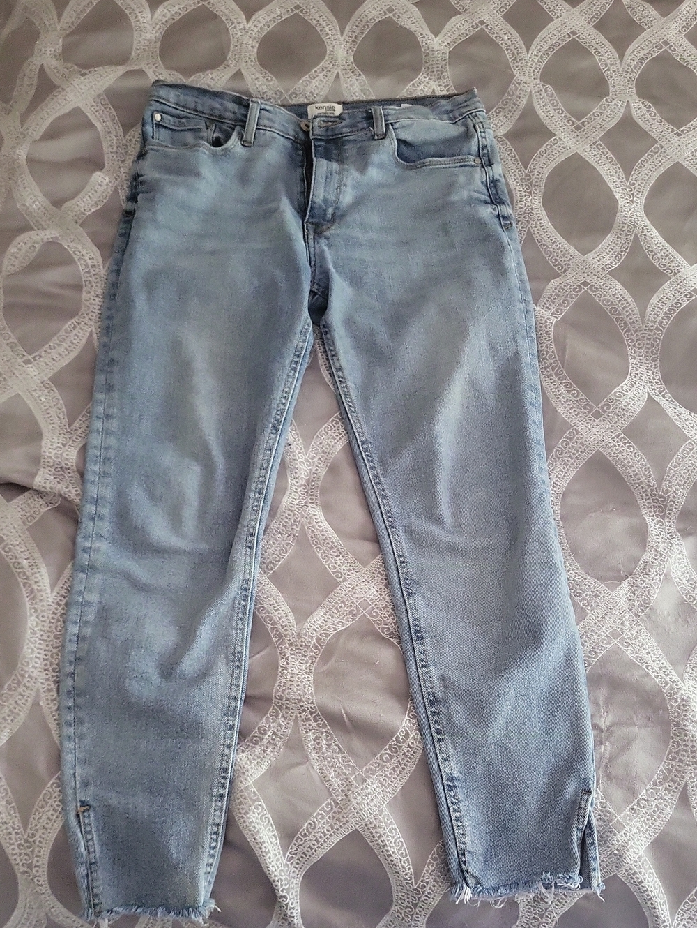 Kensie Light Blue Cropped Ankle Jeans with Frayed Hem